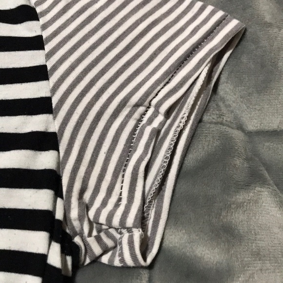 SO Striped Perfect V-Neck Short Sleeve - Picture 3 of 6